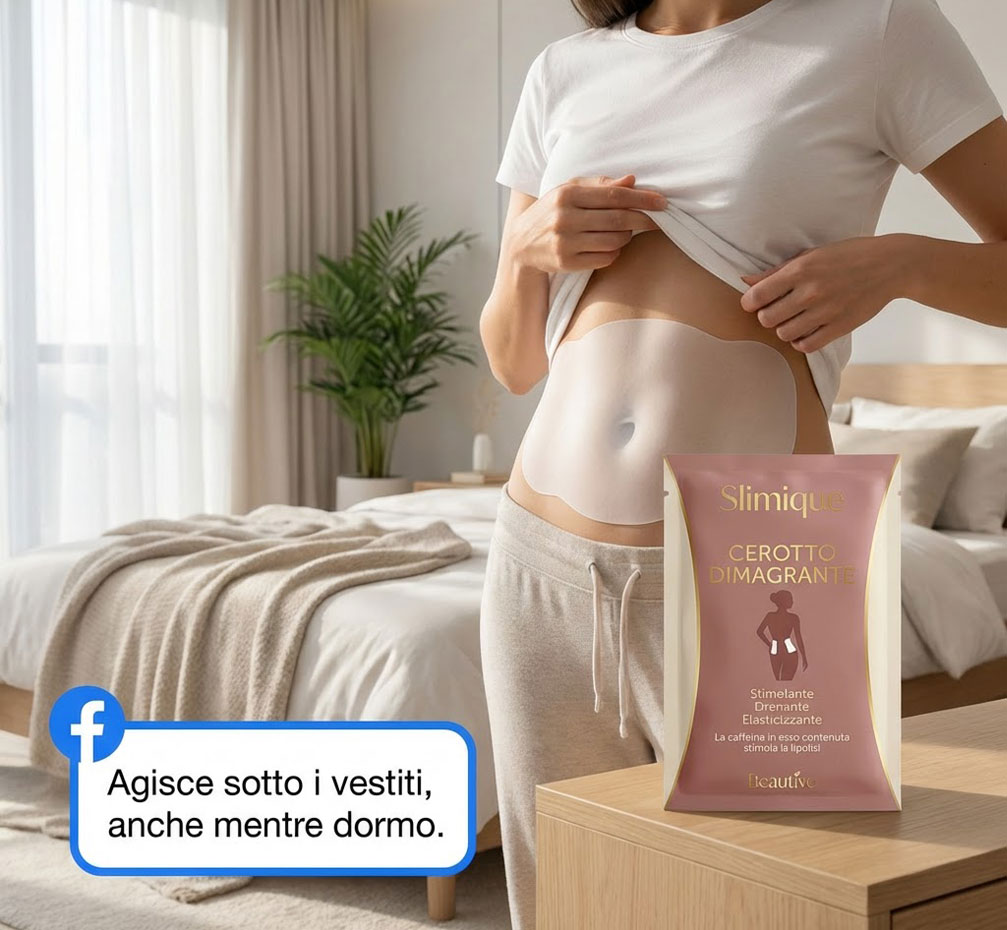 Donna che solleva la maglietta mostrando la pancia in camera da letto.