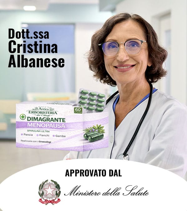 Dott.ssa Cristina Albanese con integratori di spirulina per menopausa.