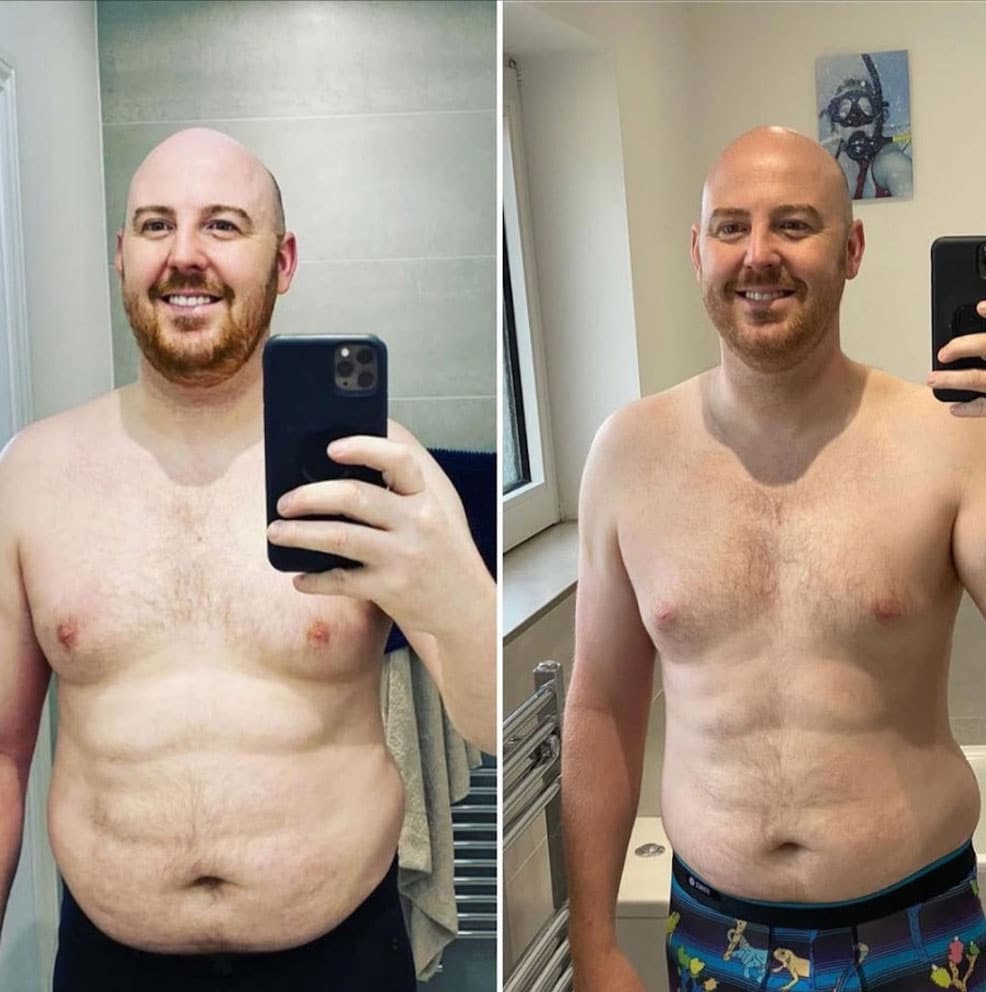 Uomo che mostra i risultati di perdita di peso con Spirulina Ultra 19.