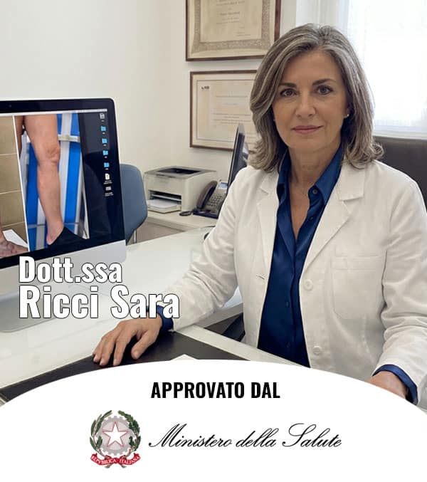 Dott.ssa Ricci Sara in studio medico con computer e certificazioni.